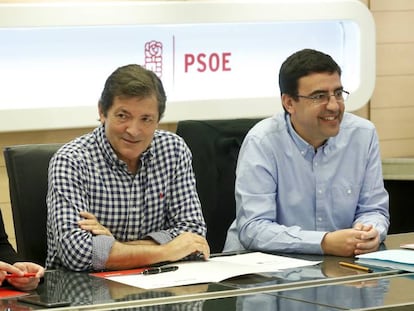 Ascensi&oacute;n Godoy, Javier Fern&aacute;ndez y Mario Jim&eacute;nez, en una reuni&oacute;n de la gestora del PSOE.