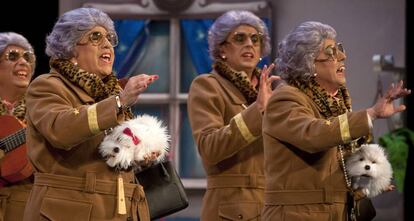 La chirigota "Mi suegra como ya dije" en el Gran Teatro Falla, en Cádiz.