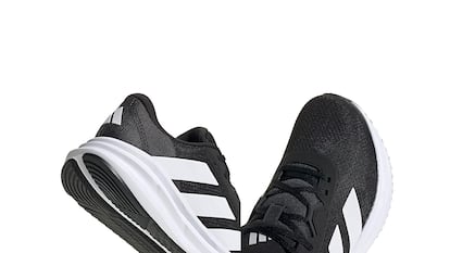 Zapatillas de Adidas sobre fondo blanco.