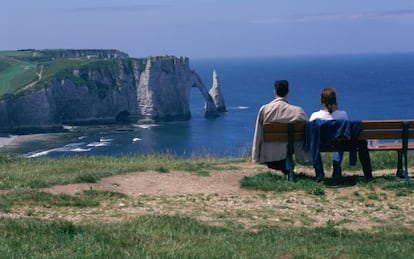 Panor&aacute;mica de Porte d&#039;Aval, en la ciudad de Etretat,en Normand&iacute;a (Francia).  