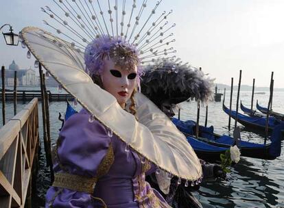 No faltan tradiciones del Carnaval veneciano como el caracterstico desfile de "carros alegóricos" y las máscaras de los típicos personajes venecianos, como el Arlequín, Colombina y Polichinella, protagonistas de las comedias del Arte y que confieren a la ciudad ese aire decadente y barroco tan especial.