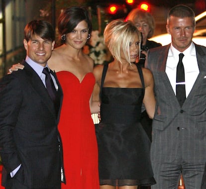 Tras su estancia en Madrid, en 2007, la familia Beckham se mudó a Los Ángeles y el futbolista se incorporó a Los Angeles Galaxy. Tom Cruise y su tercera mujer, la actriz Katie Holmes, ejercieron como anfitriones del matrimonio Beckham. La pareja de actores incluso les organizó una fiesta de bienvenida (en la imagen).