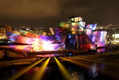 El museo Guggenheim de Bilbao, obra del arquitecto Frank Gehry, iluminado con motivo del 20 aniversario de su fundación.