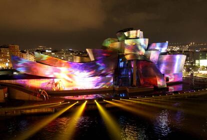 El museo Guggenheim de Bilbao, obra del arquitecto Frank Gehry, iluminado con motivo del 20 aniversario de su fundaci&oacute;n. 