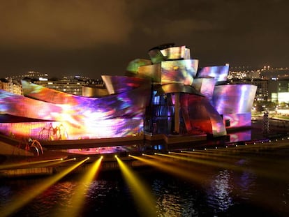 El museo Guggenheim de Bilbao, obra del arquitecto Frank Gehry, iluminado con motivo del 20 aniversario de su fundaci&oacute;n. 