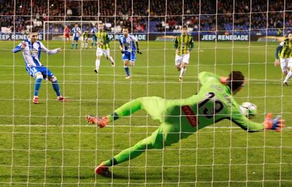 El portero del Espanyol Diego López detiene un penalti a Lucas Pérez.