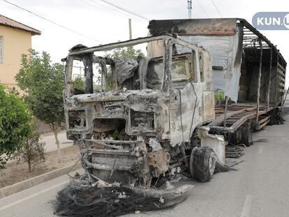 Un camión incendiado durante las protestas, este domingo en Nukus, la capital de Karakalpakistán.
