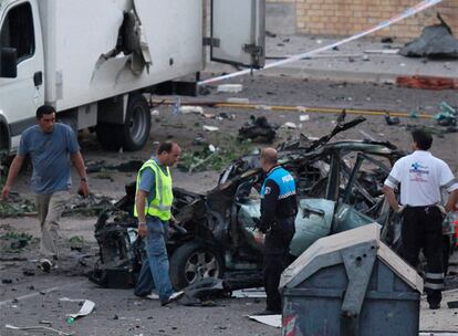 El Gobierno ha informado de que la furgoneta había sido colocada por los etarras 14 horas antes del atentado. Los terroristas habían puesto al vehículo unas placas de matrícula falsificadas correspondientes a un vehículo similar de un vecino de una localidad próxima a Burgos. Esta circunstancia hizo que pasara desapercibida a los controles de seguridad. Además, fue estacionada en una explanada de tierra, sin urbanizar, situada en la parte trasera de las instalaciones de la Guardia Civil, donde habitualmente muchos vecinos de la zona aparcan sus vehículos, por lo que no llamaba la atención.