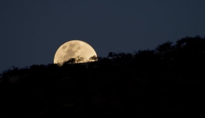 La luna sobre el cielo de Santiago de Chile.