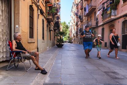 Una calle de la Barceloneta en la que se mezclan turistas y vecinos.