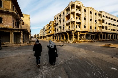 Dos mujeres caminan por una calle del distrito de Bosra, en la parte oriental de la ciudad siria de Deraa.