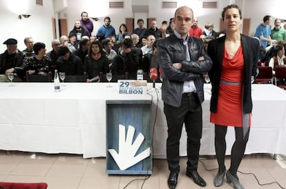 Iñaki Gómez y Larraitz González junto al resto de miembros de la plataforma abertzale.