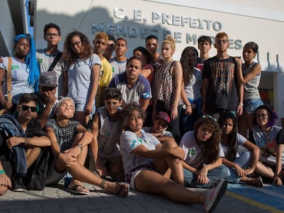 Alunos da escola estadual ocupada na Ilha do Governador, no Rio.