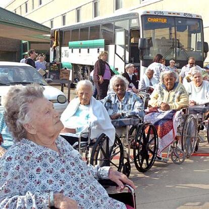 Un grupo de personas mayores de un asilo de Galveston (Tejas) aguarda su evacuación en autobús.