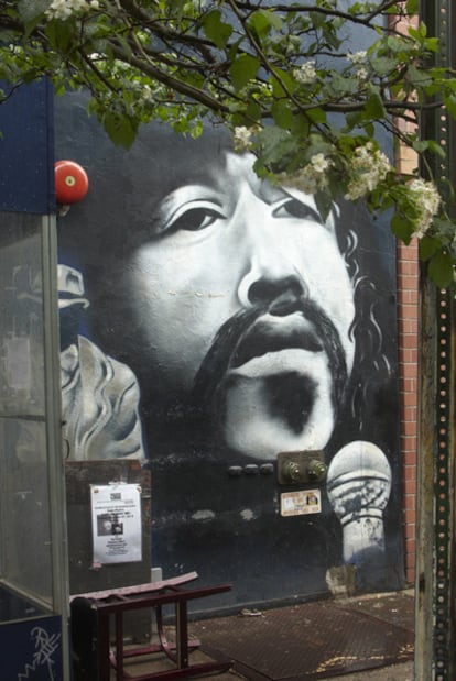 Grafiti en el Nuyorican Poets Café con la efigie de Miguel Piñero.