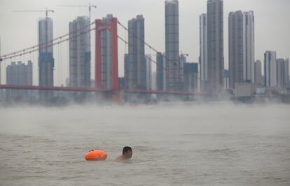 Un hombre nada en el río Yangtsé, en Wuhan (China).