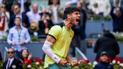 Alcaraz celebra la victoria ante Struff en los octavos de final del Open de Madrid.