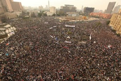 Miles de personas piden en la plaza de la Liberación de El Cairo  la marcha del presidente de Egipto, Hosni Mubarak.