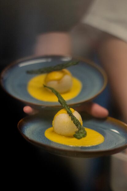 Carimañola, rellena de queso en huancaína y col rizada Cavolo Nero.