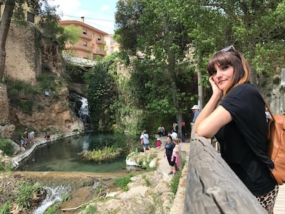 Rozalén en el Charco de Las Canales, la piscina natural a la entrada del pueblo de Letur, completamente arrasada tras la riada del día 29, en una foto cedida por la cantante.