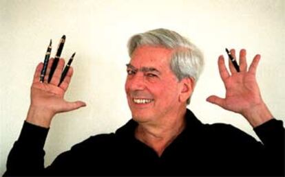 Mario Vargas Llosa, enseñando las plumas el pasado martes en su casa de Madrid.