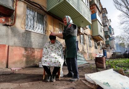 Un hombre se corta el pelo en un patio durante el conflicto entre Ucrania y Rusia en la ciudad portuaria. El secretario general de la ONU, António Guterres, ha pedido este martes que, ante la ofensiva rusa en Donbás, Rusia y Ucrania detengan las hostilidades durante los cuatro días de la Semana Santa ortodoxa.