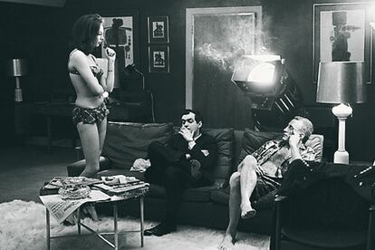 Durante 'Dr. Strangelove' (1964), el director conversa con los actores Tracy Reed y George C. Scott.