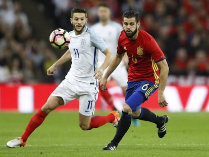 Adam Lallana y Nacho durante el partido amistoso.