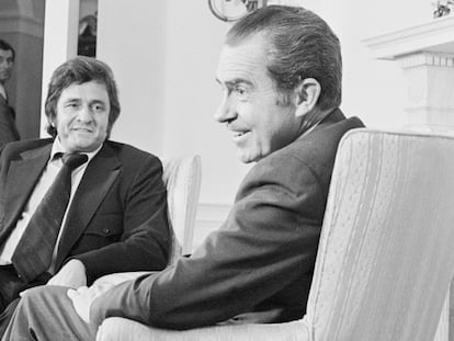 Johnny Cash con Richard Nixon, en el Despacho Oval de la Casa Blanca en 1972.