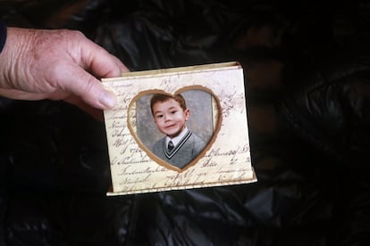 Michael Avery muestra la foto de su nieto Tom cuando era pequeño.