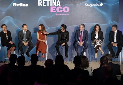 De izquierda a derecha, Belén Linares, directora de innovación de Acciona Energía; Antón Martínez, director de Enagás Renovable y Servicios; Patricia Leiva, directora de comunicación corporativa de Mahou San Miguel; Jaime García Cantero, director de Retina; Rafael Sánchez Castillo, fundador y CEO de Repetco Innovations; María Malaxechevarría, directora general de sostenibilidad de Endesa; y Erlantz Cristóbal, director ejecutivo de Ingeniería y Tecnología de ITP Aero.