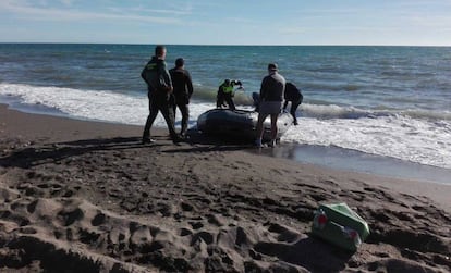 Agentes de la Guardia Civil y la Policía Local, con la patera que este sábado ha llegado a Vélez-Málaga.