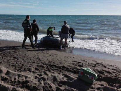 Agentes de la Guardia Civil y la Policía Local, con la patera que este sábado ha llegado a Vélez-Málaga.