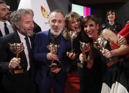 El realizador Antonio Méndez y los actores Javier Gutiérrez, Emma Suárez y Malena Alterio, posan con los premios recibidos en la gala de entrega de los Premios Feroz.