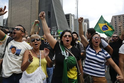 Manifestantes piden la destitución de la presidenta de Brasil, Dilma Rousseff, y por la designación de su mentor Lula da Silva, en Sao Paulo.