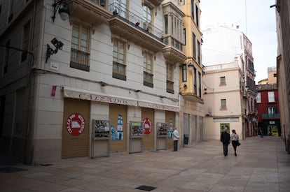 Una tienda cerrada en Málaga, durante un confinamiento parcial por la pandemia, en 2021.