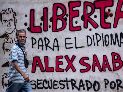 Una pintada en Caracas pide la libertad de Alex Saab, detenido en Cabo Verde.