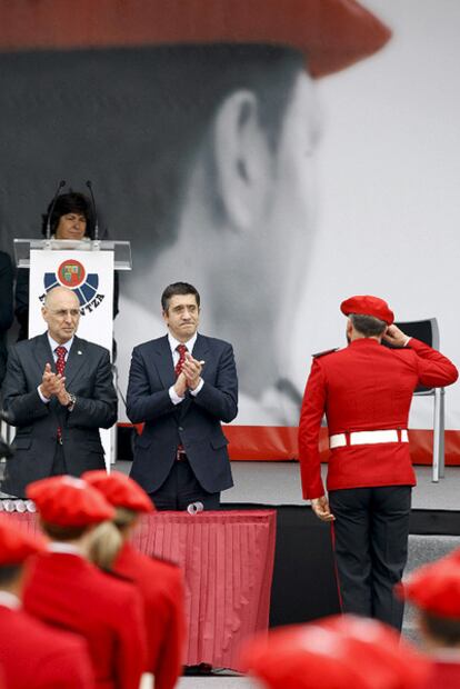 Patxi López y Rodolfo Ares, durante el acto en honor a la Policía autónoma vasca.