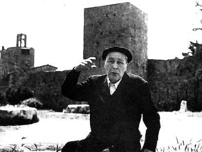 Josep Pla, en su mirador predilecto, el Pedró de Pals.