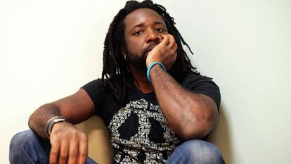 O escritor Marlon James em uma imagem promocional.