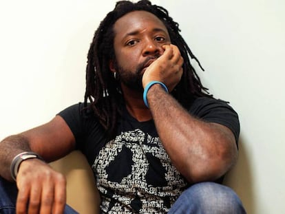 O escritor Marlon James em uma imagem promocional.