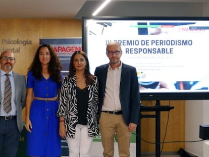 Responsables del premio Periodismo Responsable con una de las galardonadas, tras la entrega de los galardones en Cádiz. / #PERIODISMORESPONSABLE