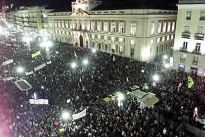 Una multitud se congregó en la Puerta del Sol de Madrid en una ruidosa concentración contra la guerra. Los manifestantes expresaban su indignación gritando "dimisión, dimisión" y "esto nos pasa por un Gobierno facha". El cantante Luis Pastor, la actriz Nuria Espert y una poeta iraquí leyeron diversos poemas.