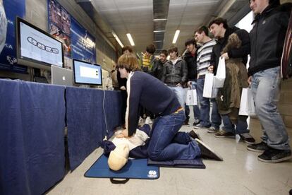 Alumnos de Bachillerato en uno de los stand que ha dispuesto la Escuela de Ingenieros.