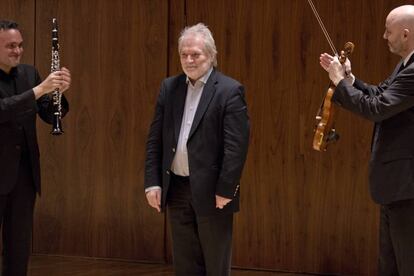 Jörg Widmann (izquierda) y Aitor Hevia (derecha) aplauden a Peter Eötvös tras el estreno absoluto de 'Joyce'.