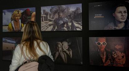 Diversos dels videojocs que reivindiquen el paper de la dona, en l'exposició del CCCB.