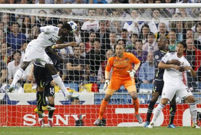 Adebayor ha adelantado a su equipo de cabeza en el minuto cuatro de juego