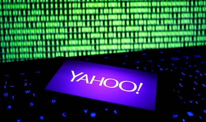 El logo de Yahoo en un móvil.