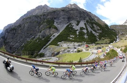 El pelotón, durante la 20ª etapa del Giro