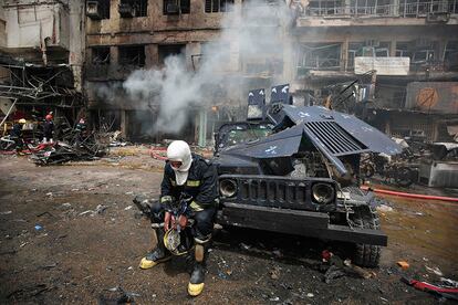 Un bombero descansa tras el ataque terrorista con coche bomba en una calle comercial de Bagdad (Irak).